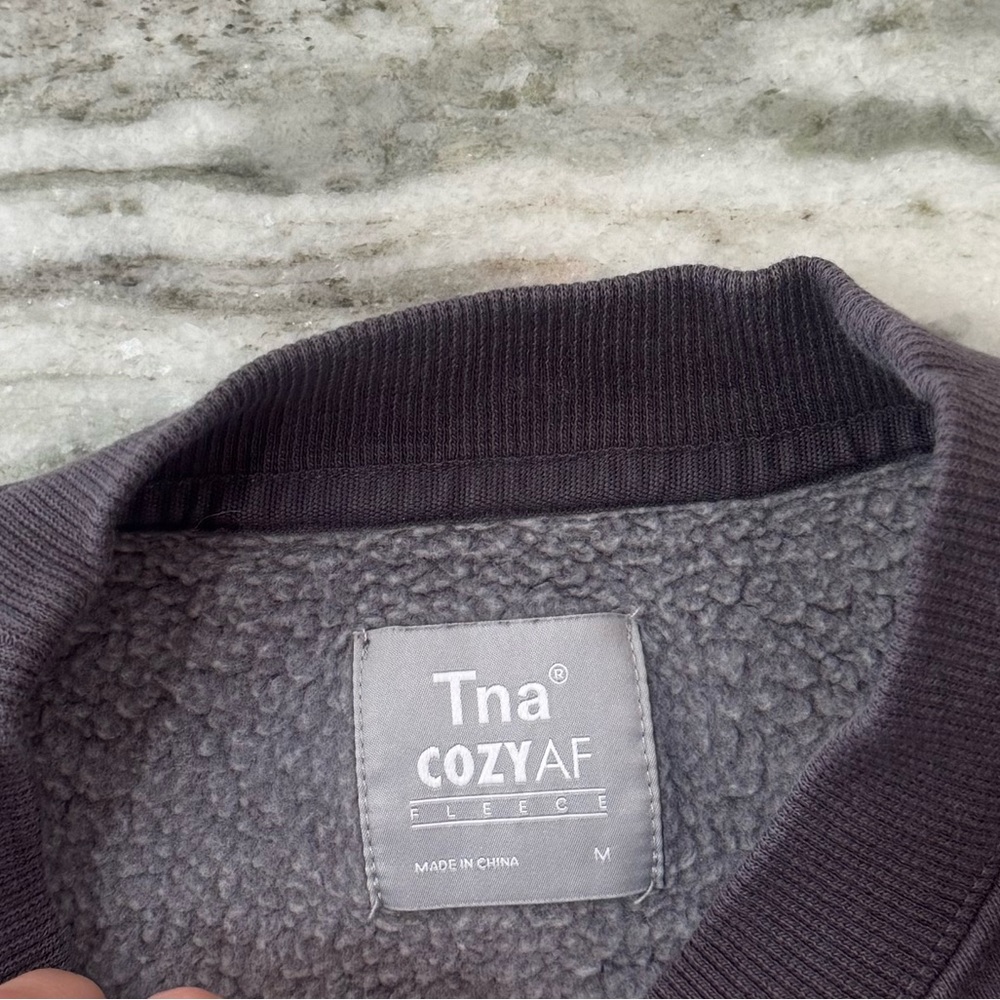 Aritzia Tna CozyAF Fleece Crewneck Sweatshirt Size Medium - Picture 3 of 3